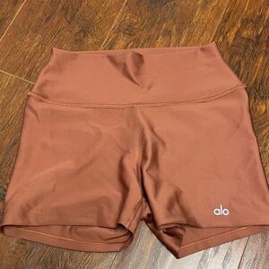 ALO Yoga Women's High-Rise Shorts in Rust airlift size small EUC